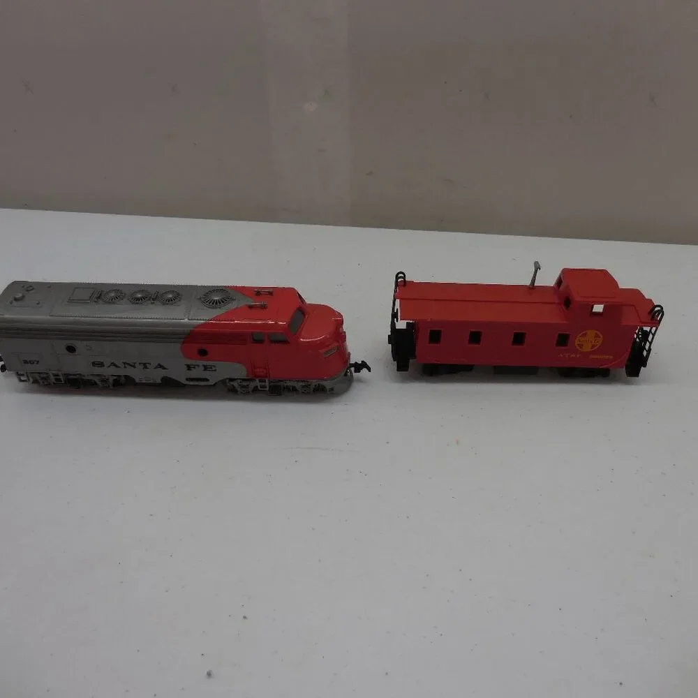 HO‎ Scale Bachman SANTA FE #307 Diesel Locomotive Engine & Caboose Model Train